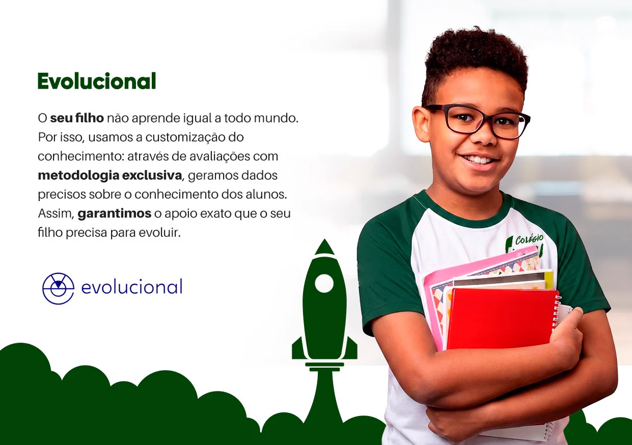 Aluno com material escolar e a marca Evolucional